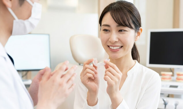 手鏡で歯を確認する日本人女性