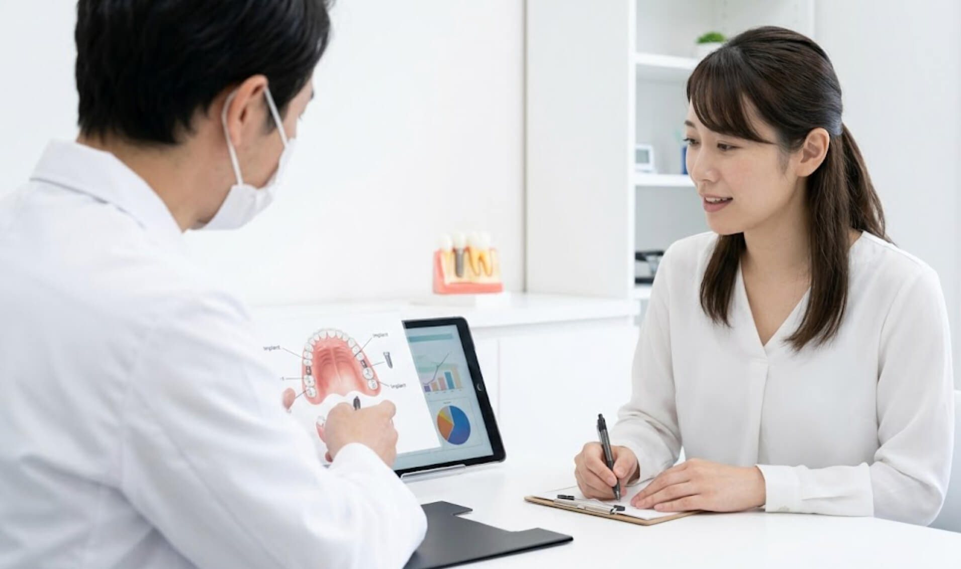 歯科医院で歯科医師と医療費控除について相談する日本人女性の様子