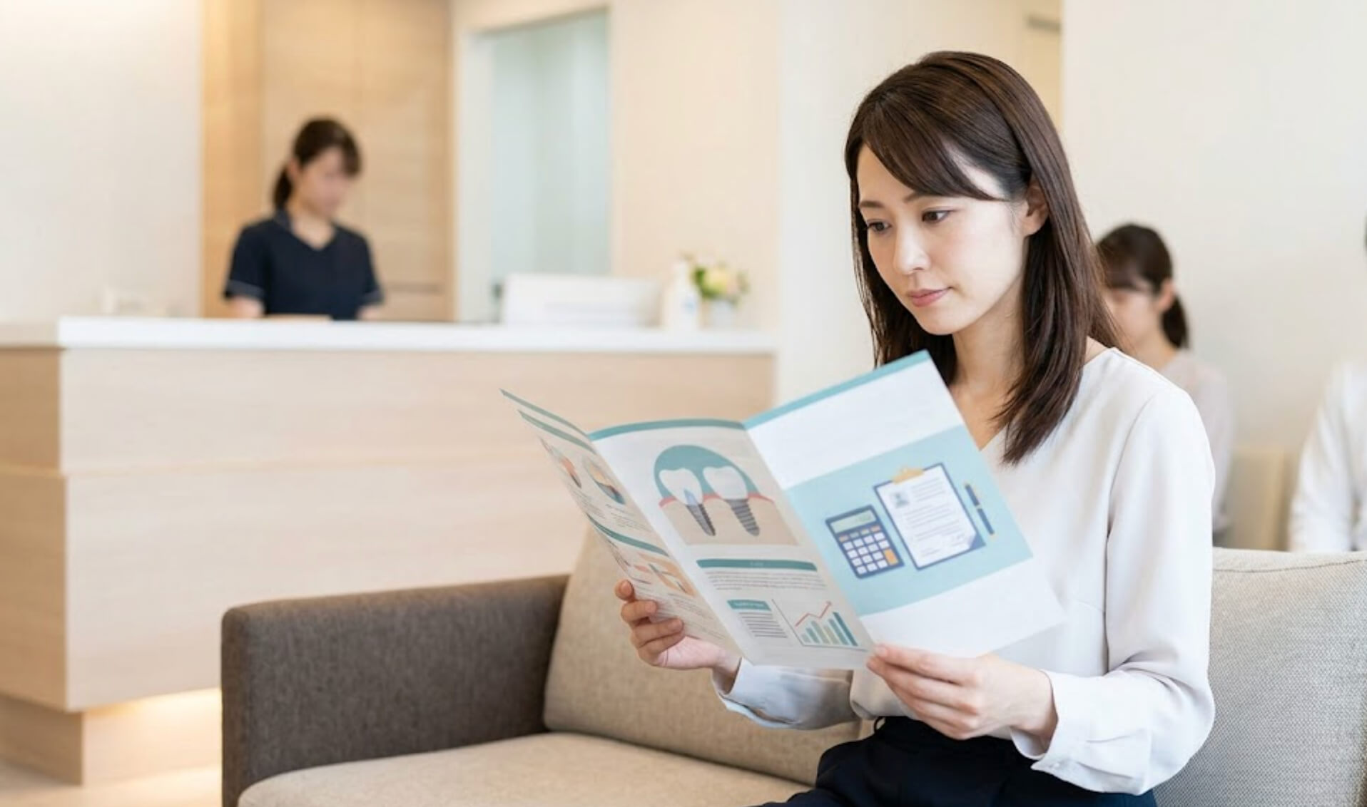 インプラント治療と医療費控除の基準について調べる女性の様子