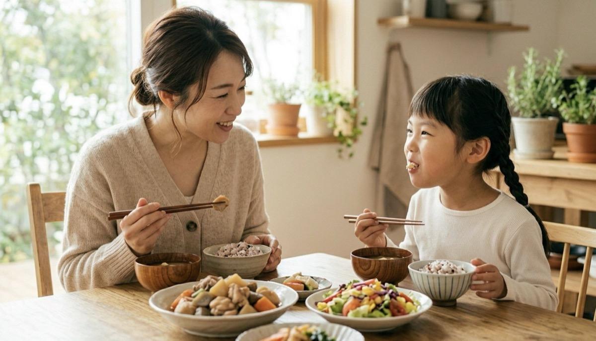 お子さんが箸でしっかり噛む食事を楽しんでいる様子