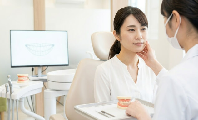 噛み合わせ診断を受ける日本人女性