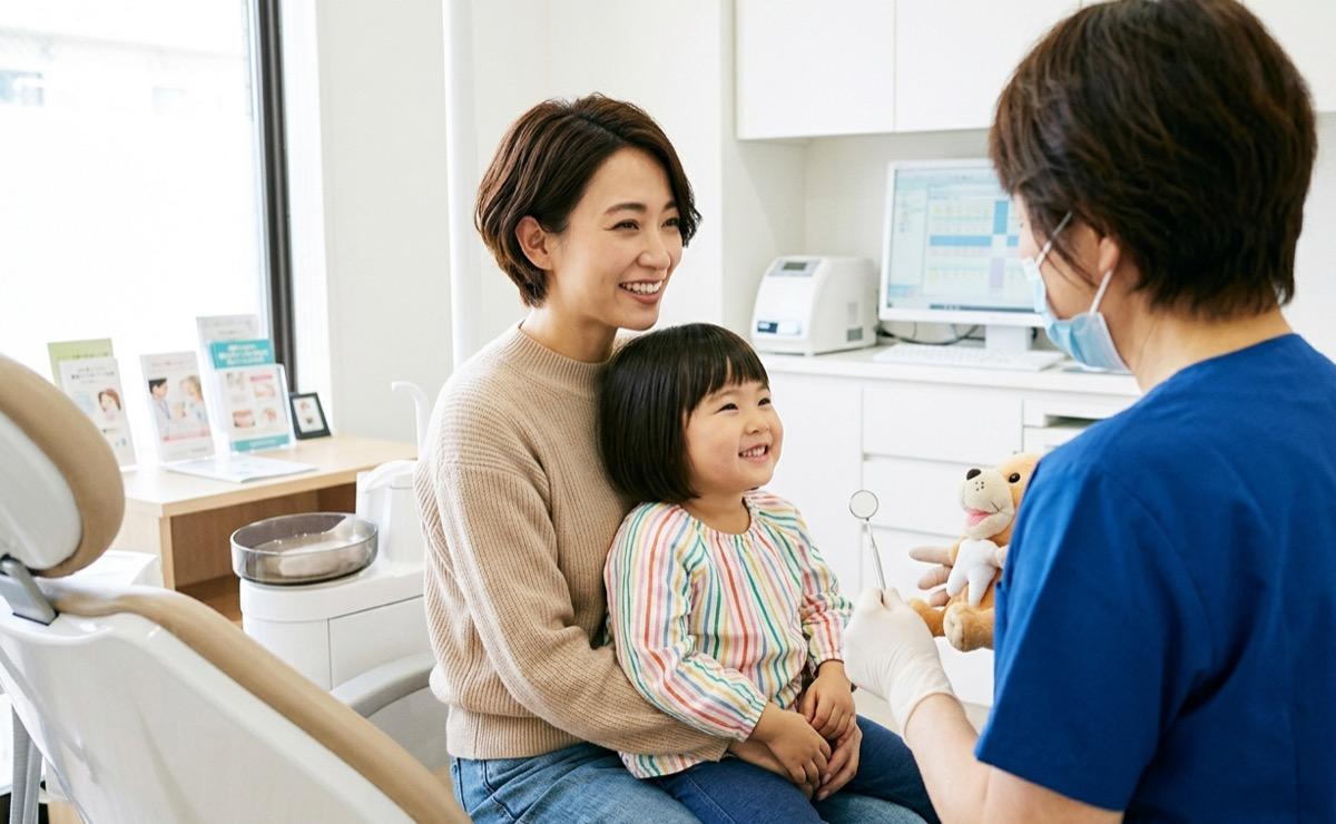 親子で小児歯科に相談する様子