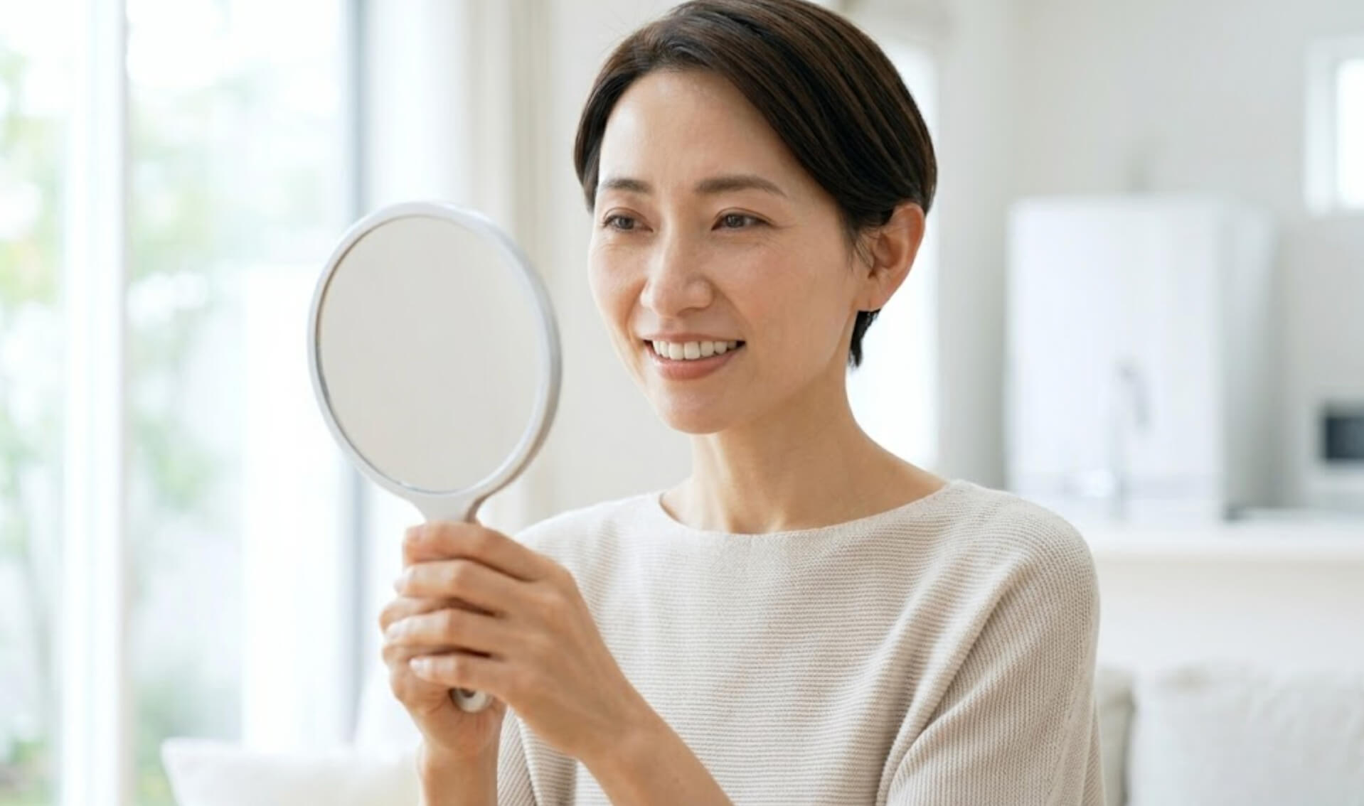 明るい部屋で、インプラントの自然な見た目に自信を持つ日本人女性の様子