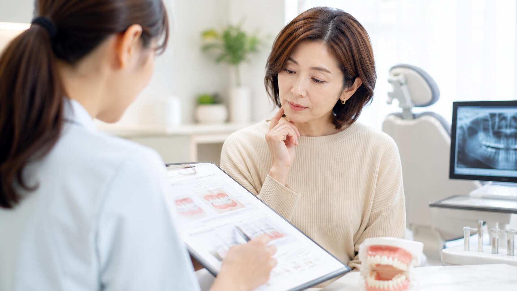 矯正治療の費用や条件について相談する女性の様子