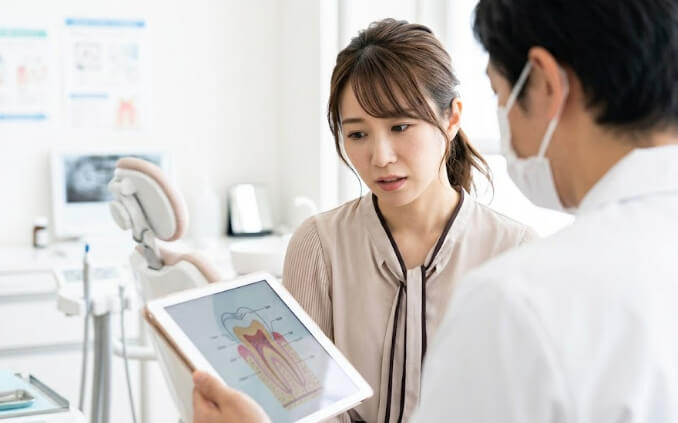 歯科で医師に相談する日本人女性