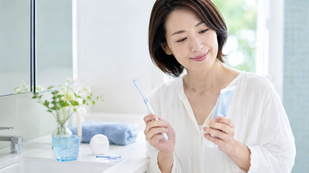 歯ブラシと歯磨き粉を選ぶ日本人女性の様子