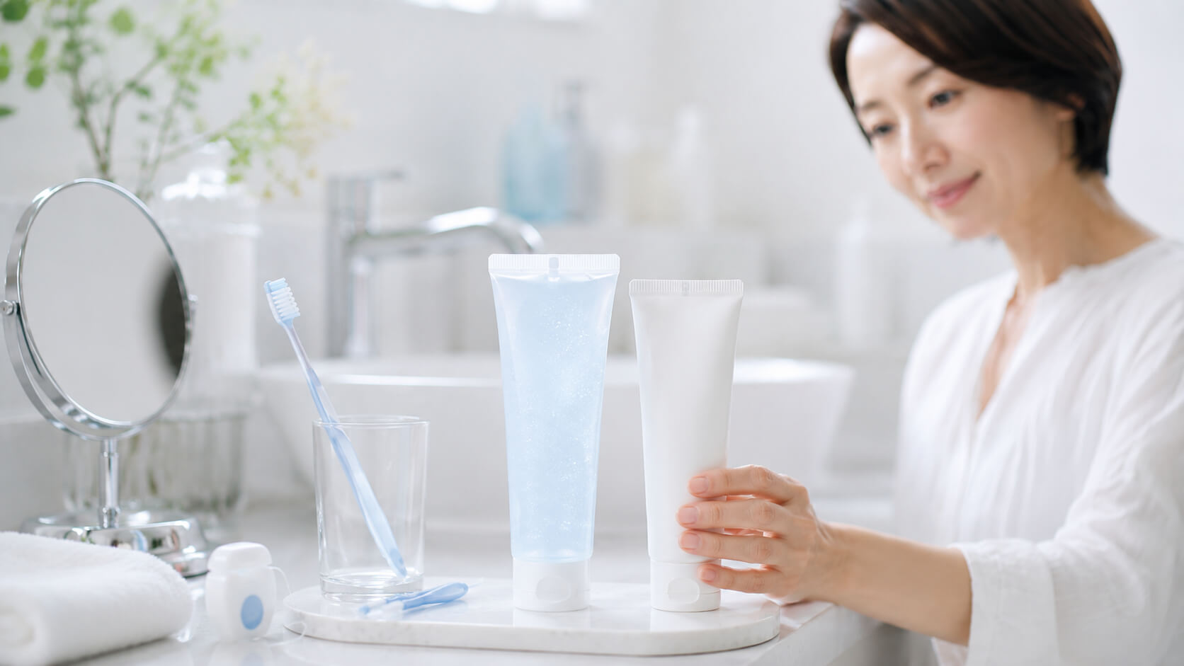 歯磨き粉を比較する日本人女性の様子